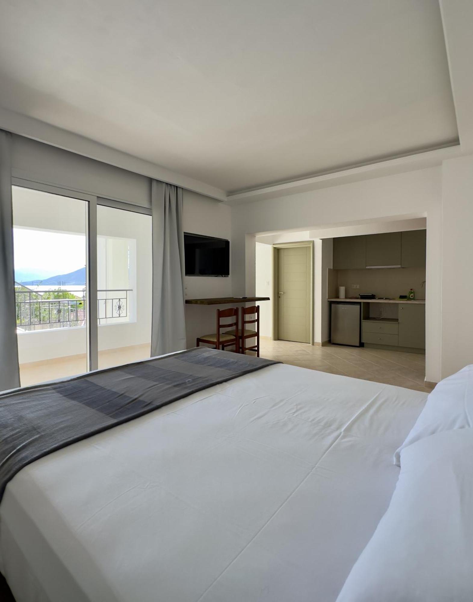 Azzurro Hotel Paleros Екстериор снимка